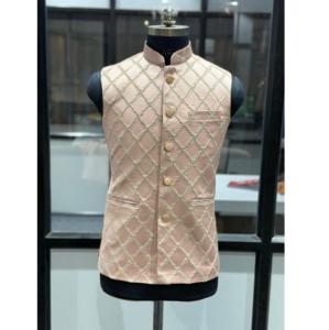 Abrigo indio de alta gama para hombre con bordados y lentejuelas, ideal para novios, disponible a buen precio. - Product Image 1