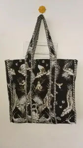 Sac fourre-tout matelassé en coton noir pour femme avec imprimé floral, style bohème, sac à main décontracté d'été avec fermeture éclair pour femme - Product Image 2