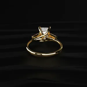 Anillo Solitario de Diamante Corte Esmeralda Cultivado en Laboratorio de 14K, Diseño Audaz para Mujer, Claridad VVS-VS, Certificado IGI, Chapado en Oro, Lujoso - Product Image 3