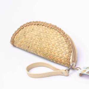 Bolso de mano de paja en forma de media luna de Vietnam con cremallera y correa de cuero – Elegante estilo vintage de hierba de sedge - Product Image 2