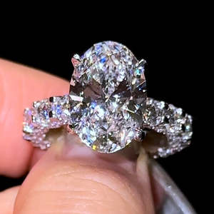 Anillo de Compromiso de Oro de 14K con Diamante Cultivado en Laboratorio, Corte Ovalado de 5 Quilates en el Centro y Piedras Laterales Redondas, Chapado en Rodio, Certificado IGI - Product Image 4