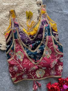 Blouse femme de qualité supérieure, dorée, ornée de fleurs et de dentelle, sans manches, rembourrée et dos fantaisie. - Product Image 4