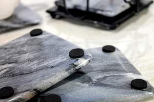 ชุดจานรองแก้วพร้อมที่วางเหล็กดัดทรงสี่เหลี่ยม) สีเทา - Product Image 2