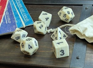 Par de dados de hueso hechos a mano, textura rústica, números claros, diseño compacto, suministros para juegos de estrategia de mesa - Product Image 6