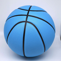 Ballon de basketball bleu clair uni en PU taille 7 avec chambre à air en caoutchouc naturel butyle pour personnalisation OEM