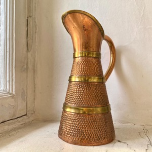 เหยือกทองแดงลายตอก ดีไซน์สวยงาม เหมาะสำหรับรับรองแขกและโอกาสพิเศษ เหยือกน้ำตกแต่งจากอินเดีย - Product Image 3