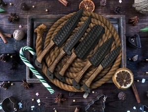 Ensemble de couteaux de chef vintage écologiques en acier au carbone forgé à la main, 5 pièces, couteaux de cuisine faits à la main avec revêtement antiadhésif et manche en bois - Product Image 1