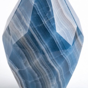 Jarrón de Piedra Natural Tallado Geométricamente, Adorno para el Hogar, Ónix Azul, Forma de Gema Facetada, Hecho a Mano - Product Image 4
