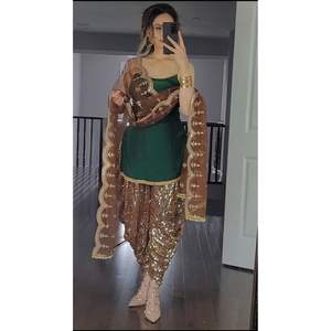 Top Dhote con Lentejuelas de Georgette y Dupatta Verde, el Más Popular - Product Image 1