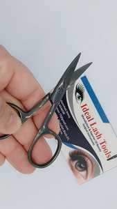 Juego de tijeras y pinzas para cejas de acero inoxidable de calidad premium en color negro para dar forma y recortar las cejas. - Product Image 4