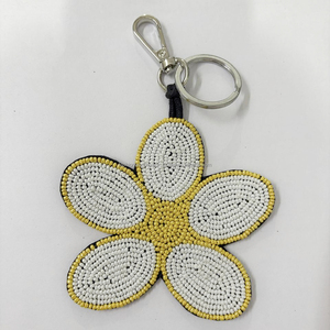 Mignon Floral Perlé Porte-clés Artisanal Blanc Pétale Fleur Sac Charme Printemps Accessoire Cadeau pour Filles Jardiniers ou Éventails de Fleurs - Product Image 1