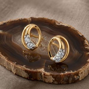 ต่างหูเพชรทรงรีโค้งแบบฉลุลายทองคำเหลืองเพาะเลี้ยงในห้องปฏิบัติการ - Product Image 4