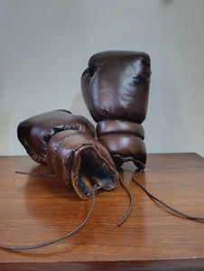 ถุงมือชกมวยหนังแท้สไตล์โปร งานแฮนด์เมดคุณภาพพรีเมียม สำหรับฝึกซ้อมและแข่งขัน  สี ขนาด และโลโก้สามารถกำหนดเองได้ - Product Image 4