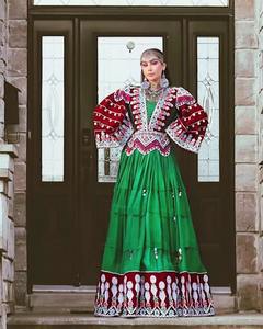 Magnifique robe plissée vert émeraude afghane avec veste brodée en velours bordeaux et foulard assorti en mousseline de soie - Product Image 2