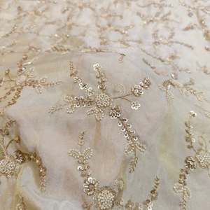 Tissu en soie brodé de perles ethniques de fournisseur indien pour la décoration, les accessoires et les applications artisanales, disponible à la vente - Product Image 4