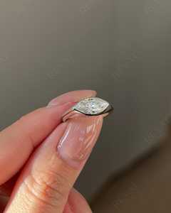 Anillo de Diamante Cultivado en Laboratorio de 1 Quilate, Corte Marquesa, Estilo East West, con Bisel, Anillo Solitario, Certificado IGI - Product Image 4