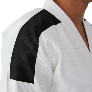 Uniforme de karaté personnalisé en coton 100% flexible avec logo sur le devant pour hommes, offrant une liberté de mouvement totale pour l'entraînement aux arts martiaux - Product Image 3