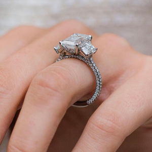 Anillo de compromiso con tres moissanitas de corte esmeralda y halo oculto, de oro blanco macizo de 10K, anillo de boda solitario de tres piedras con corte esmeralda - Product Image 3