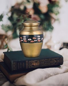 โกศบรรจุอัฐิสำหรับผู้ใหญ่ ดีไซน์ทันสมัย สีทอง ทำจากทองเหลือง ทนทาน งานแฮนด์เมด ขนาด 1.250 ลิตร สำหรับใส่เถ้ากระดูกมนุษย์ วางบนโต๊ะได้ - Product Image 1