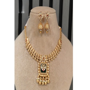 Ensemble collier et boucles d'oreilles en moissanite plaqué or, qualité supérieure, style élégant et antique, pour collection de mariage. - Product Image 2
