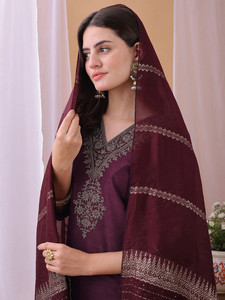 Ensemble Kurta en soie brodée violette avec pantalon et dupatta, vêtements décontractés pour femmes, style traditionnel indien pakistanais, longueur genou, coupe classique - Product Image 3