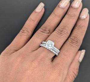 แหวนหมั้นเพชรโมอิสซาไนต์ทรงคุชชั่นคัท 1.65 กะรัต ชุดแหวนสามวงสำหรับผู้หญิง ทองคำขาว 14K แท้ ชุดเจ้าสาวประดับมุกน้ำจืด - Product Image 1