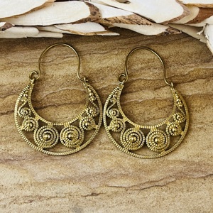 Pendientes de aro espirales tribales de alta demanda, joyería bohemia de latón para mujer, acabado de latón antiguo, pendientes étnicos de media luna, venta al por mayor/OEM/ODM - Product Image 1