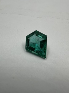 Esmeralda Zambiana Natural de Forma Elegante de 3.15 Quilates, Piedra Preciosa Rara Suelta para Joyería - Product Image 1