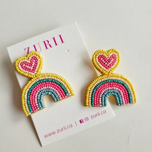 Boucles d'oreilles fleuries faites à la main avec arc-en-ciel et pétales blancs, bijoux en fil de coton pour femmes, accessoires de fête - Product Image 3