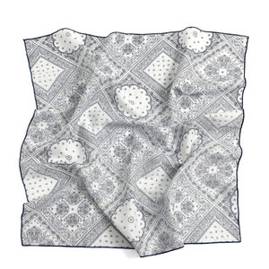 Pañuelo de seda estampado de tela suave para uso diario, vestimenta informal y accesorios de viaje. - Product Image 5