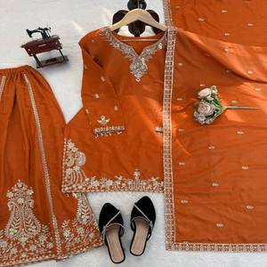 Conjunto Sharara de Diseñador VASTRA COTTAGE con Kurti con Bordado de Hilo y Dupatta a Juego, Traje Étnico para Fiestas y Bodas - Product Image 4