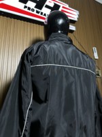 Veste coupe-vent en polyester noire pour homme, fermeture éclair intégrale, logo sur le devant, vêtement d'automne