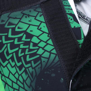 Pantalones Cortos de Entrenamiento MMA para Hombre en Negro y Verde Neón con Gráfico de Serpiente Feroz y Paneles Laterales Elásticos Transpirables - Product Image 3