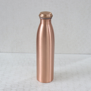 Bouteille d'eau 100% cuivre pur, magnifique vaisselle artisanale en plastique avec bienfaits pour la santé selon l'Ayurveda - Product Image 1