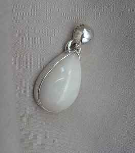 Pendentif en opale blanche naturelle en forme de poire, argent sterling 925, bijou artisanal en cabochon - Product Image 3