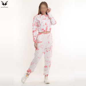 Conjunto deportivo elegante para mujer con top corto, camisa y pantalones jogger, chándal de dos piezas para fitness, yoga y ropa urbana. - Product Image 3