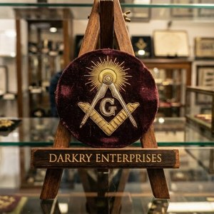 Écusson personnalisé en velours marron pour insignes maçonniques, avec motif en fil métallique, couronne dorée et carrés entrelacés, fait main, pour uniforme de loge - Product Image 5