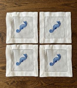Serviettes de cocktail personnalisées en lin brodé fait main, motif hippocampe bleu, 6x6 pouces, durables et réutilisables, avec ourlet festonné - Product Image 2