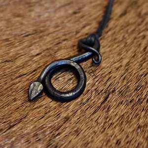 Pendentif en spirale forgé à la main - Product Image 4