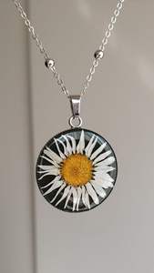 Collar con colgante de flor prensada botánica de crisantemo blanco y margarita, hecho a mano, chapado en oro, con cadena de eslabones, coleccionable artístico - Product Image 4