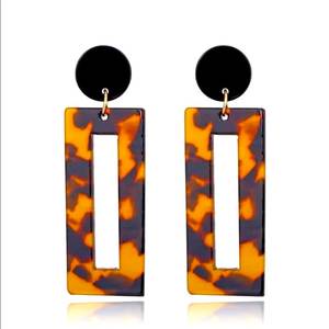 Boucles d'oreilles à clip en résine faites à la main par des artisans pour femmes, bijoux de fête tendance et colorés, design classique - Product Image 5