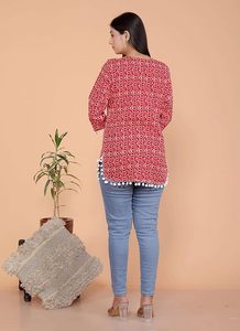 เสื้อคุर्ติผ้าถักคอวีแขน 3/4 ลายเรขาคณิตสีแดงสำหรับผู้หญิง พร้อมพู่ประดับ ดีไซน์ลำลอง - Product Image 4