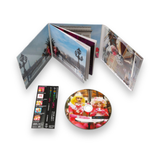 Álbum de Audio en CD, Empaque Digipak, Libro de Letras Encuadernado en Panel con Tira Obi - Product Image 1