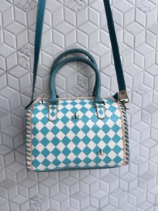 Sac à main Speedy en cuir sculpté à la main par un designer unique, motif damier bohème gypsy, couleur turquoise, sac à bandoulière pour femme - Product Image 1