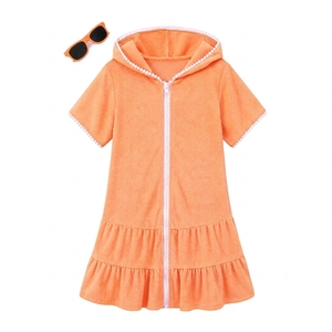 Robe de plage à capuche pour filles en gros, 100 % polyester, mignonne, à manches courtes, avec fermeture éclair sur le devant et ourlet à volants, pour la plage et la piscine, fabrication sur mesure avec étiquette personnalisée - Product Image 1