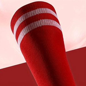 Chaussettes rayées rouges mi-hautes, chaussettes de sport en tricot à rayures blanches - Product Image 3