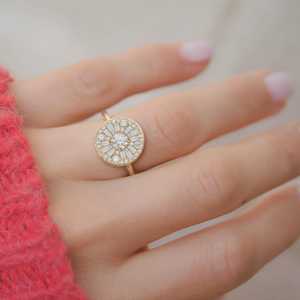 Anillo de Compromiso Art Deco Vintage Personalizado con Halo, Banda Moderna, Diamantes Redondos y Baguette Cultivados en Laboratorio, Oro Sólido de 14K, Venta al Por Mayor - Product Image 4