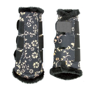 Conjunto de almohadilla para silla de doma con botas de protección a juego, botas de campana, gorro y vendas para polo, diseño floral negro - Product Image 4