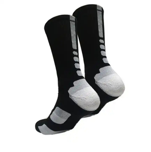 Fabricant de chaussettes streetwear personnalisées créant des motifs, logos et couleurs uniques pour les marques de mode indépendantes - Product Image 1