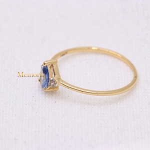 Bague de fiançailles en or jaune massif 14 carats avec saphir bleu naturel taille poire et accent de diamant, 3 pierres, Memoria Jewels, vente en gros - Product Image 3